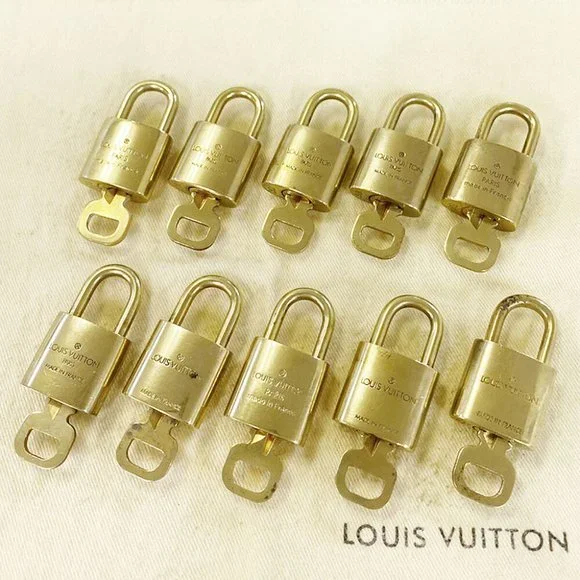 LOUIS VUITTON LV 10 Set Padlock cadena Key Bag Charm Gold  Authentic LOUIS VUITTON LV 10 SET PADLOCK KEY BAG CHARM CADENA GOLD-PLATED main image 2
